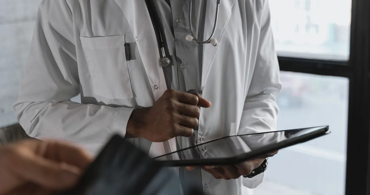 Médico usando um tablet em consulta