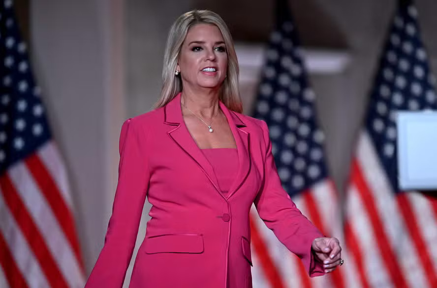 Bondi depõe no caso Epstein e defende governo Trump