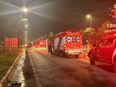 Fiat Punto pega fogo no Eixão Sul; trânsito é desviado