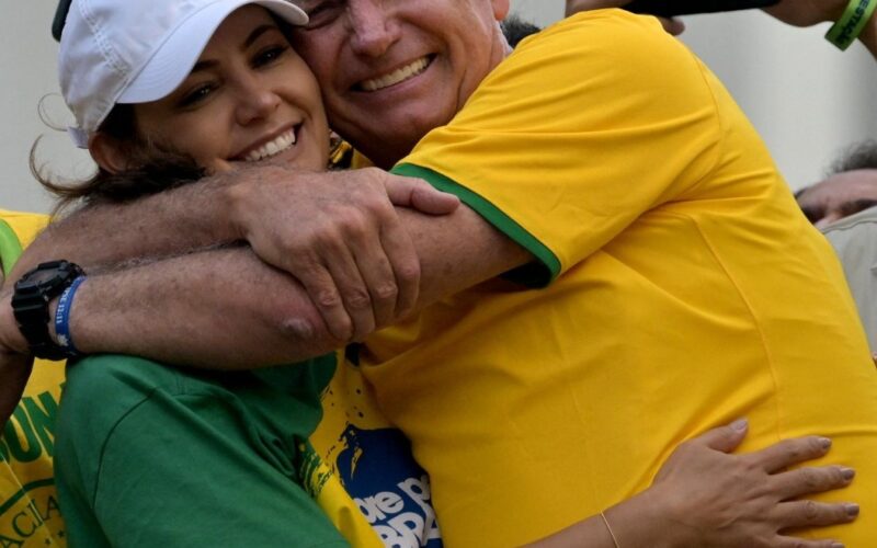 Michelle Bolsonaro reflete sobre cuidados com o marido preso