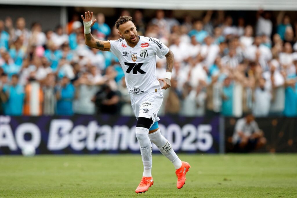 Neymar marca e Santos vence Bragantino na despedida da Vila