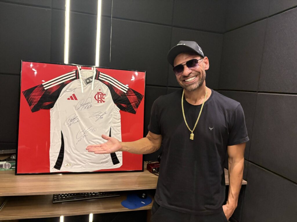 Rifa de camisa do Flamengo constrói casa de Dona Rosi