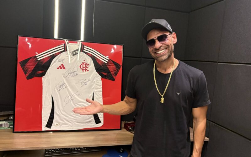 Rifa de camisa do Flamengo constrói casa de Dona Rosi