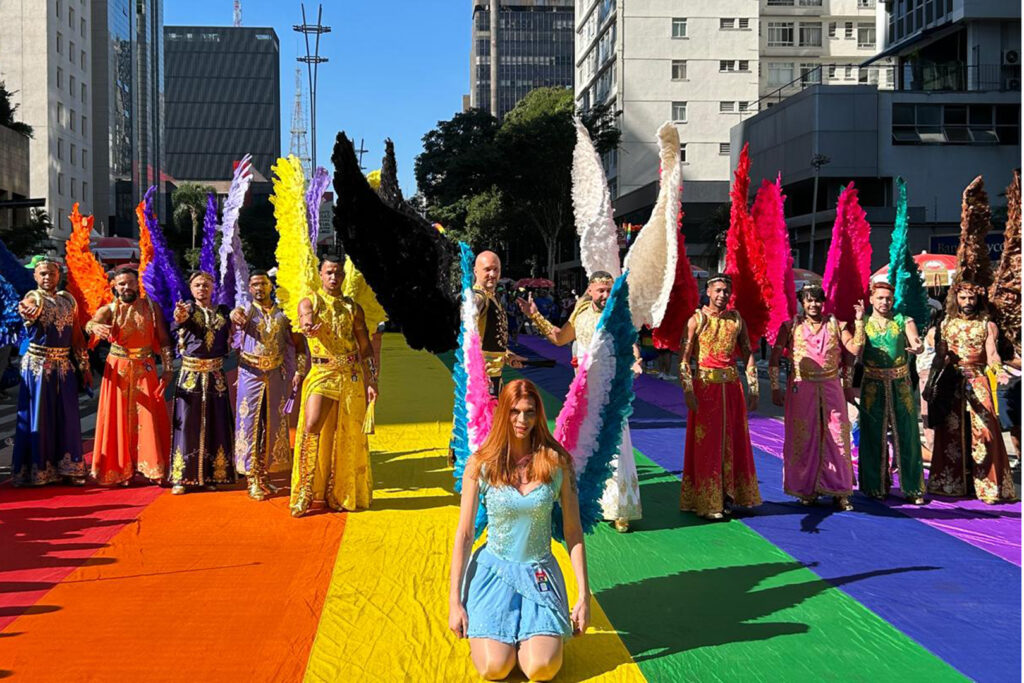 Parada LGBT+ contrasta com Marcha para Jesus e expõe ausência da direita