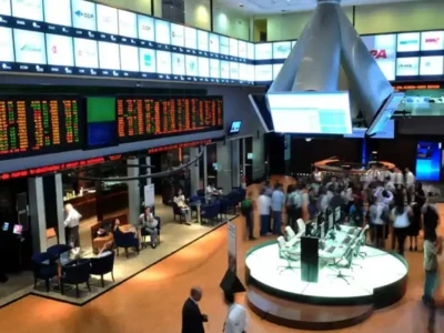 Bolsa abre com atraso e dólar sobe com Fed no radar