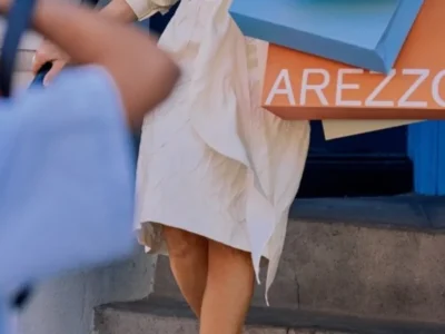 Sarah Jessica Parker é flagrada com sacolas da Arezzo em NY