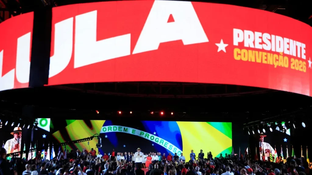 Vermelho, onça e estilo: militância veste criatividade em convenção de Lula
