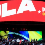 Vermelho, onça e estilo: militância veste criatividade em convenção de Lula