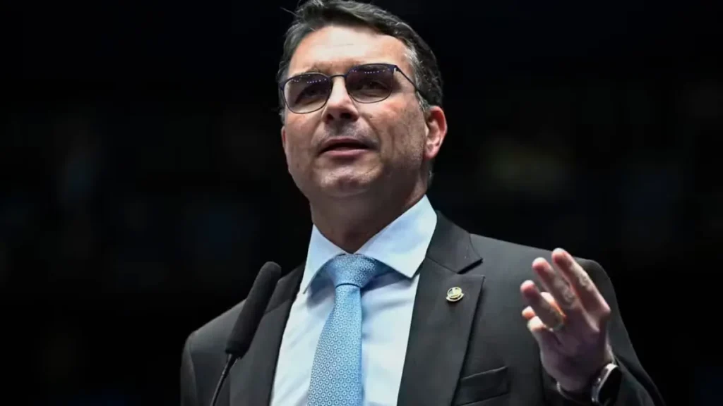 Flávio Bolsonaro fala em guerra psicológica e nega sair da corrida