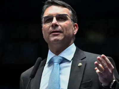 Flávio Bolsonaro fala em guerra psicológica e nega sair da corrida