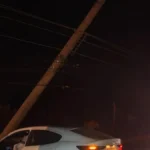 Carro bate em poste no Altiplano Leste e motorista não se fer